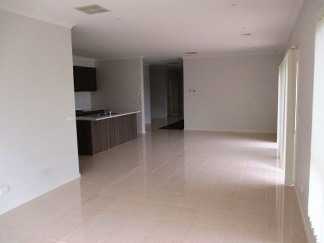 32 The Esplanade, Sanctuary Lakes, VIC 3030, Sanctuary Lakes - Thumbnail 4