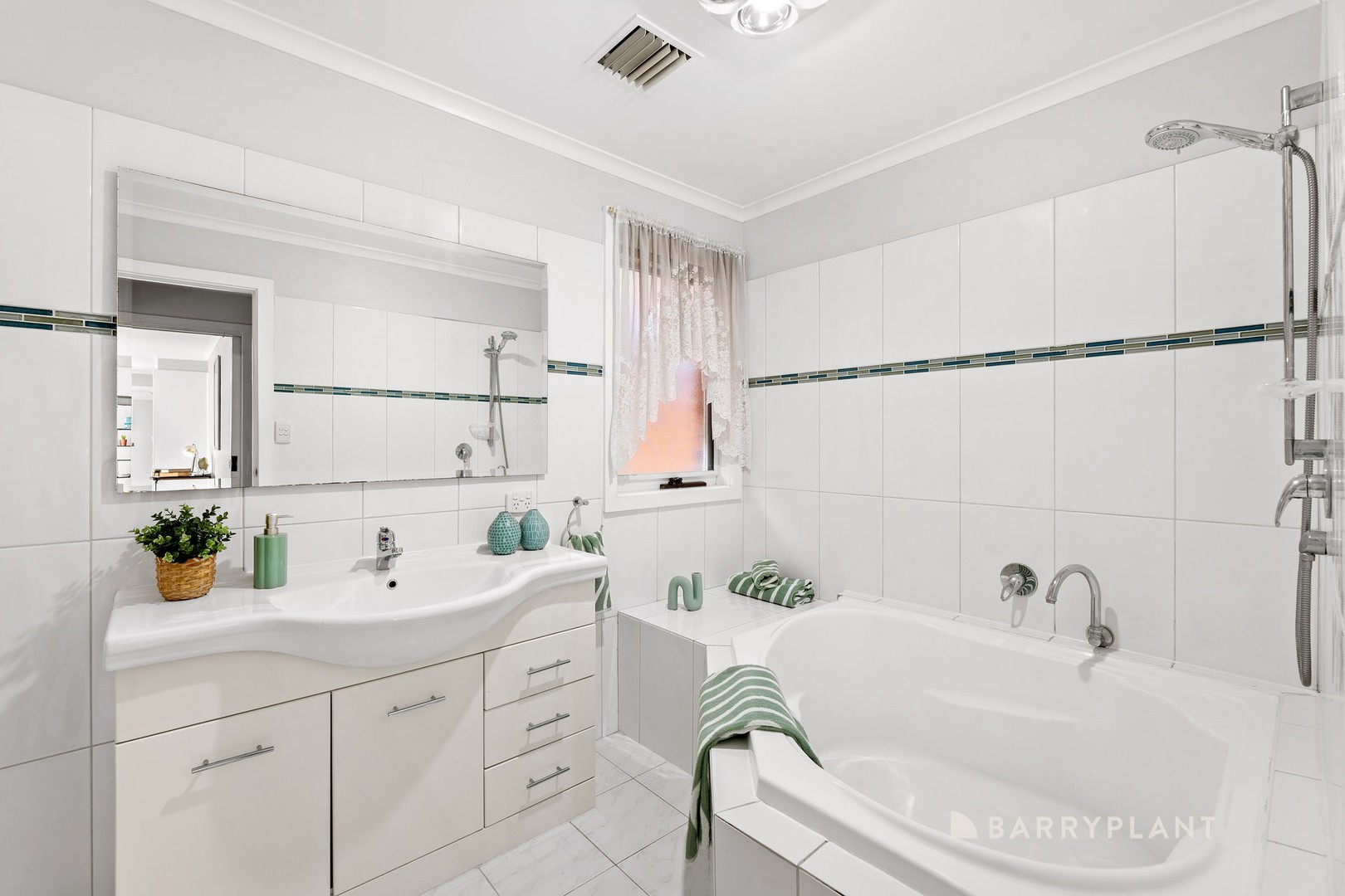 32 Veronica Crescent, Mill Park, VIC 3082, Mill Park - Thumbnail 7