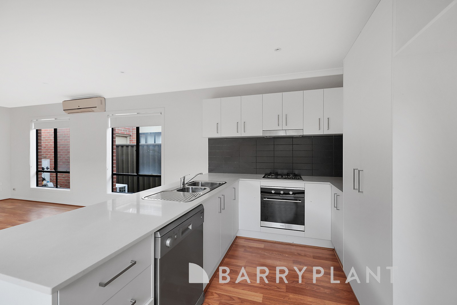 33 Amber Way, Cobblebank, VIC 3338, Cobblebank - Thumbnail 3