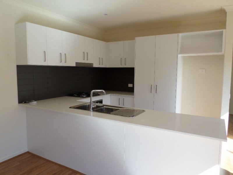 33 Amber Way, Melton South, VIC 3338, Melton South - Thumbnail 2