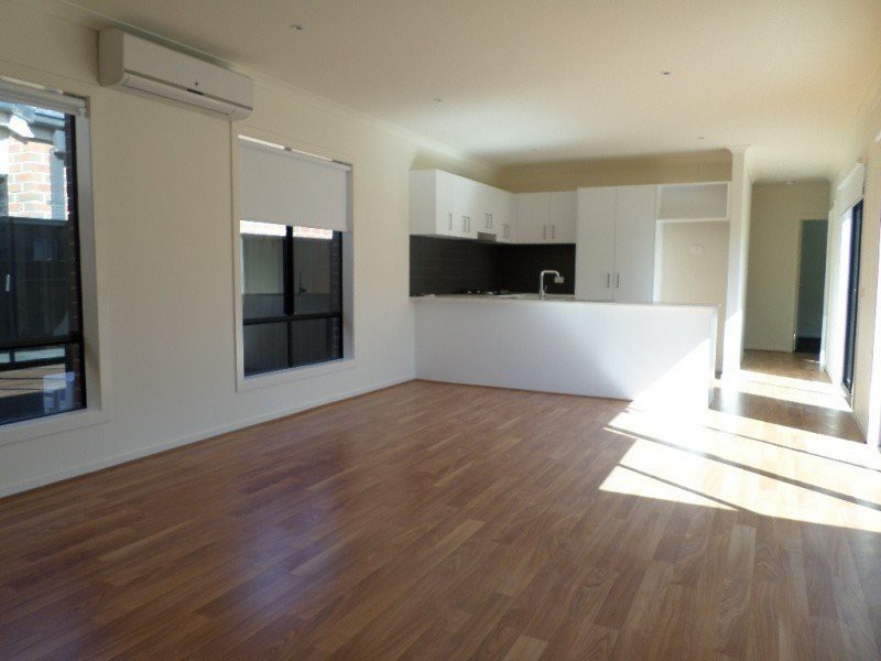 33 Amber Way, Melton South, VIC 3338, Melton South - Thumbnail 3