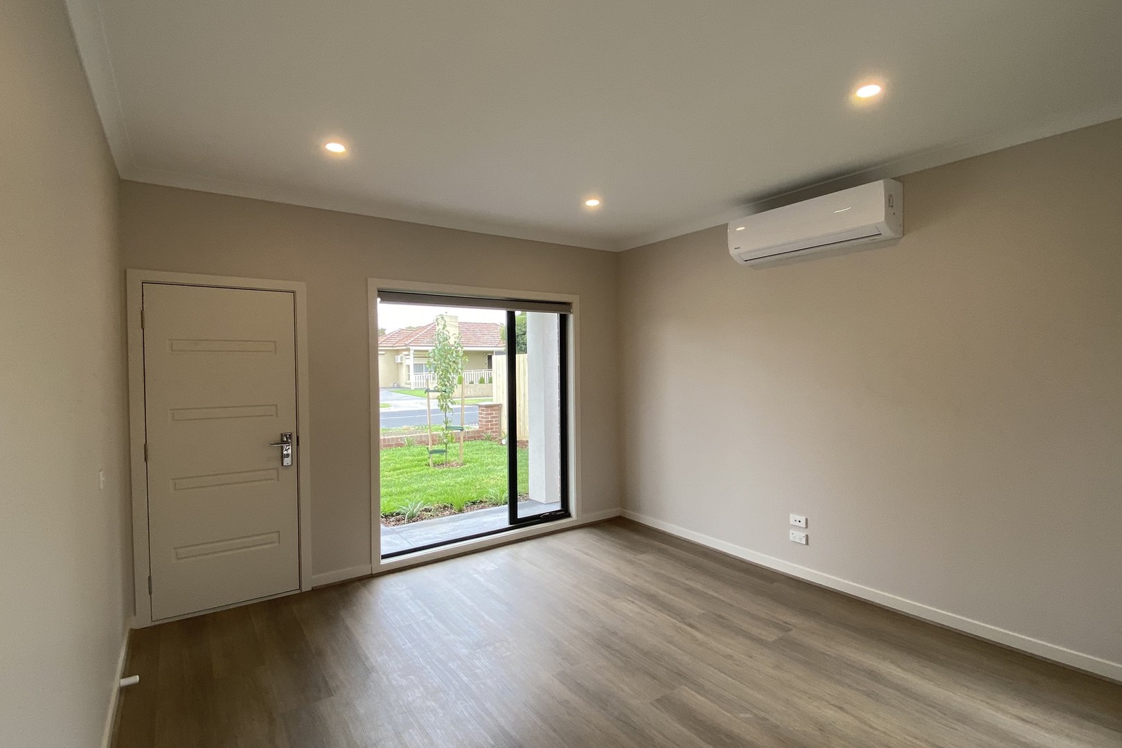 33 Dwyer Avenue, Reservoir, VIC 3073 - Thumbnail 2 - 01/07/2024