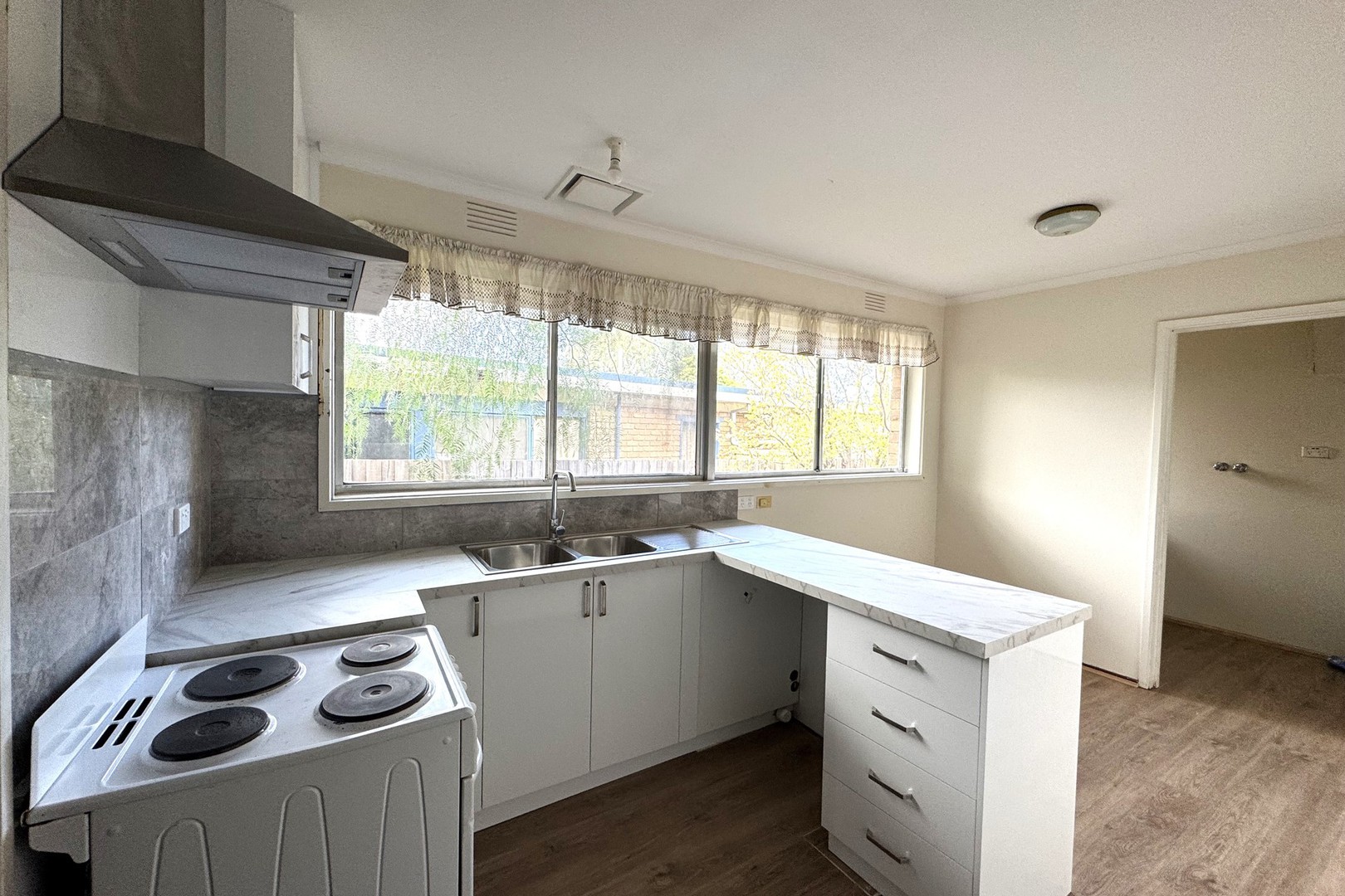 33 First Avenue, Melton South, VIC 3338, Melton South - Thumbnail 4
