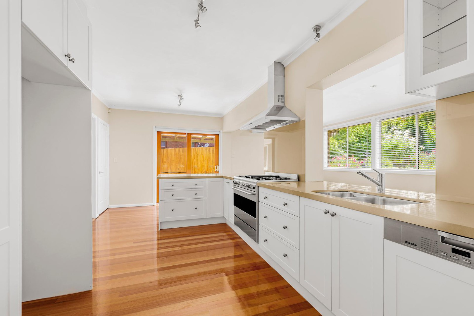 33 Koolkuna Avenue, Doncaster, VIC 3108, Doncaster - Thumbnail 2