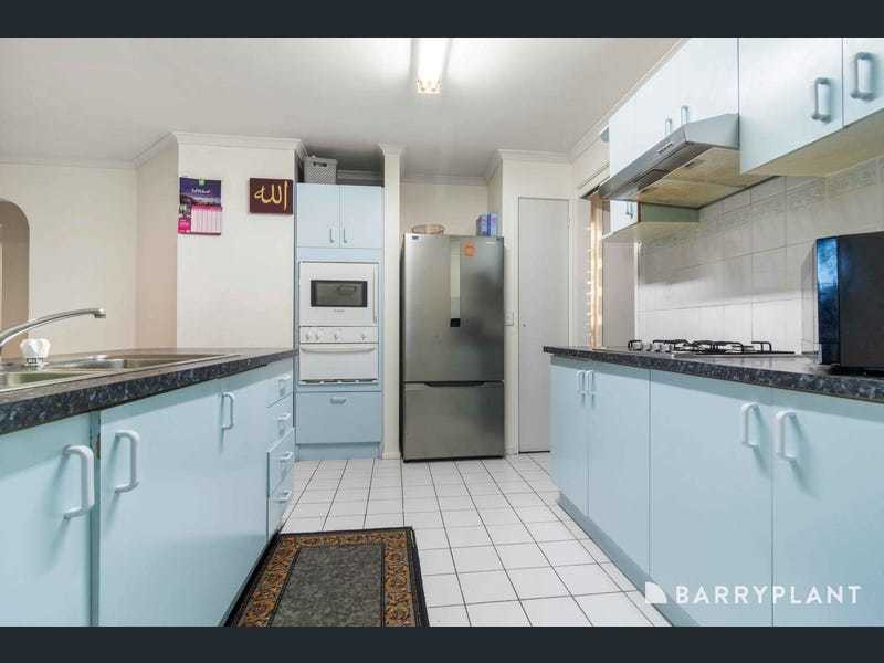 33 Moonstone Circuit, St Albans, VIC 3021 - Thumbnail 1 - 02/09/2024