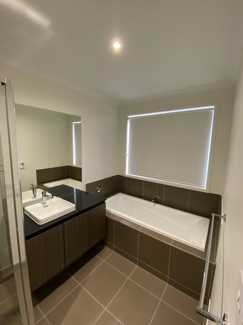 33 Plymouth Boulevard, Clyde North, VIC 3978, Clyde North - Thumbnail 8
