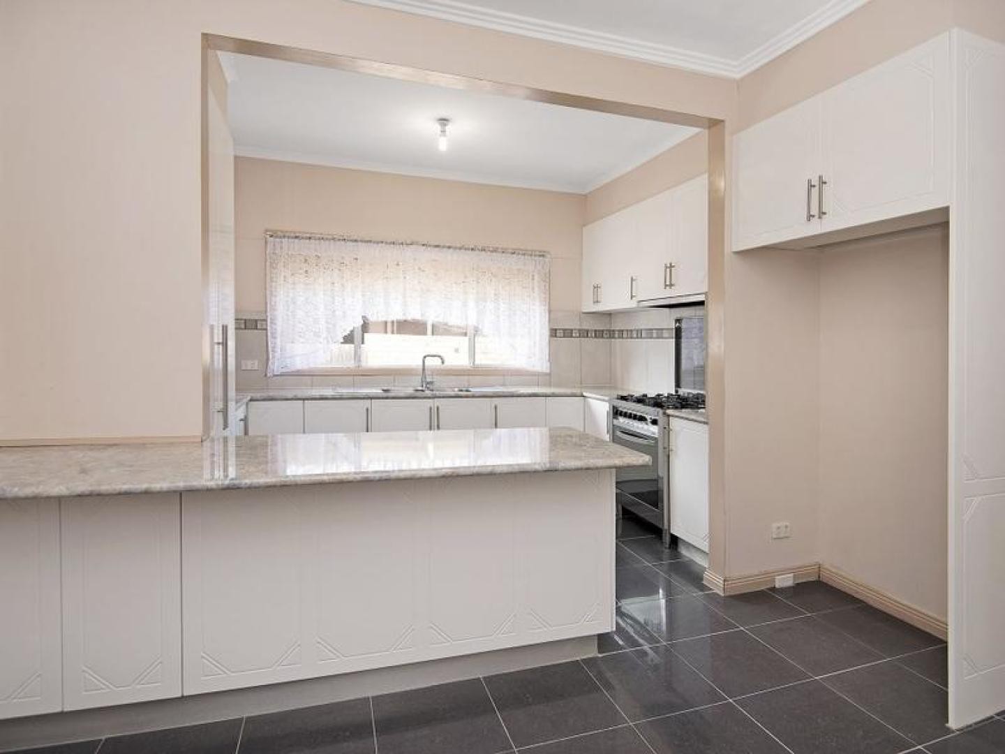 33 Poplar Street, Thomastown, VIC 3074, Thomastown - Thumbnail 2