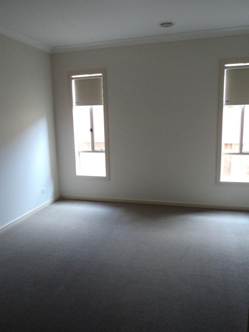 33 Surrey Grove, Point Cook, VIC 3030, Point Cook - Thumbnail 2