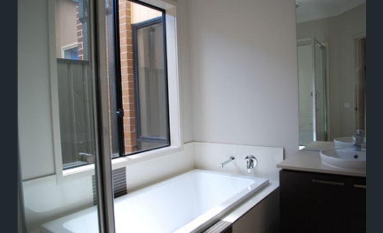 33 Viewside Crescent, Craigieburn, VIC 3064, Craigieburn - Thumbnail 2