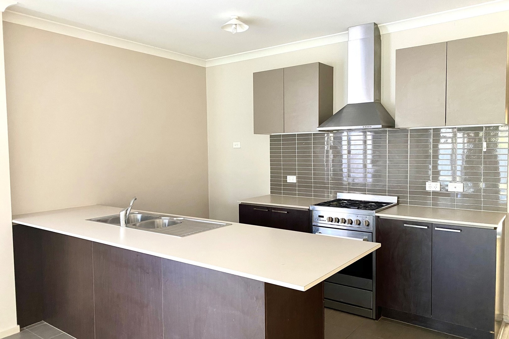 33 Viewside Crescent, Craigieburn, VIC 3064, Craigieburn - Thumbnail 3