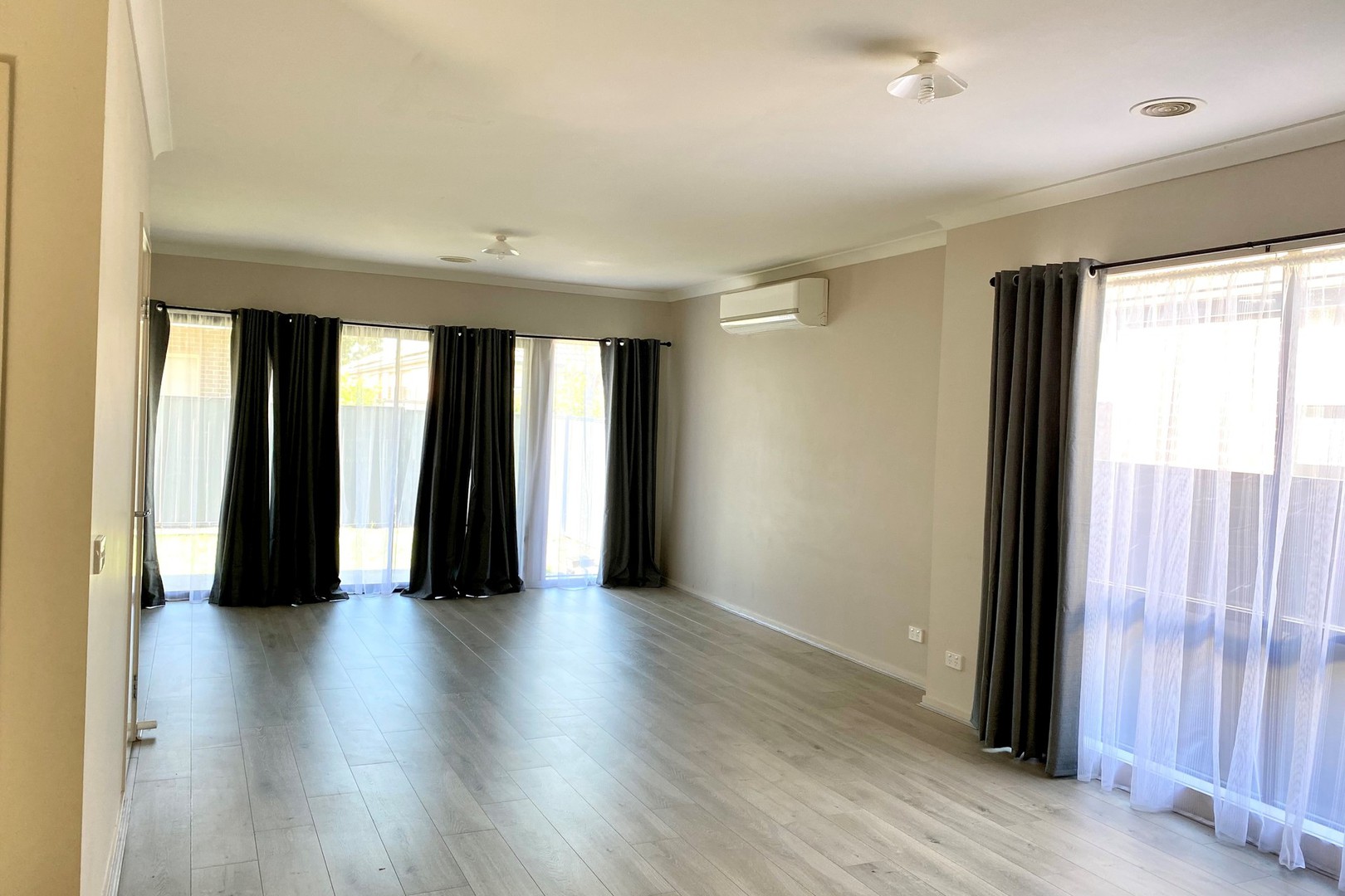 33 Viewside Crescent, Craigieburn, VIC 3064, Craigieburn - Thumbnail 4