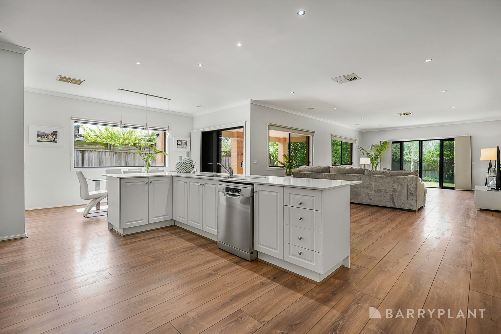 34 Banjo Paterson Drive, Pakenham, VIC 3810, Pakenham - Thumbnail 4