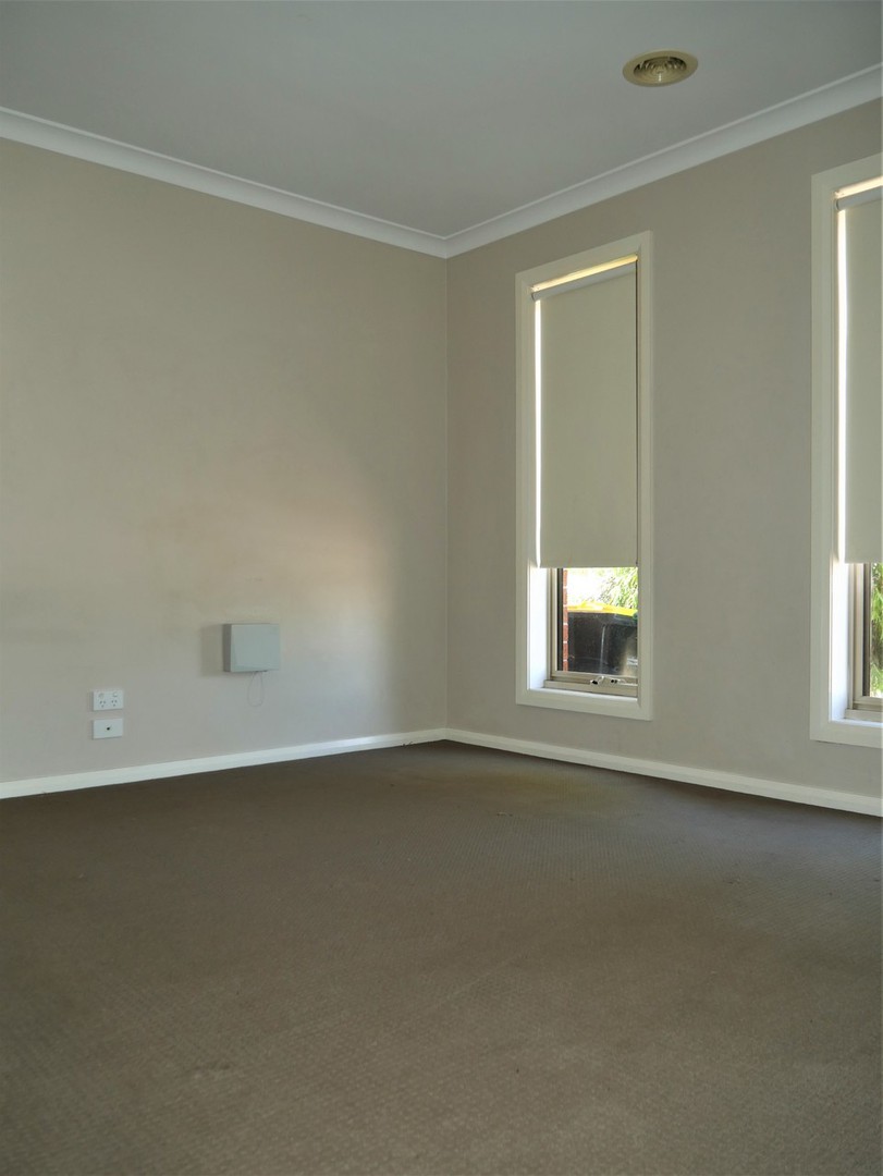 34 Lady Penrhyn Drive, Harkness, VIC 3337 - Thumbnail 2 - 17/04/2026