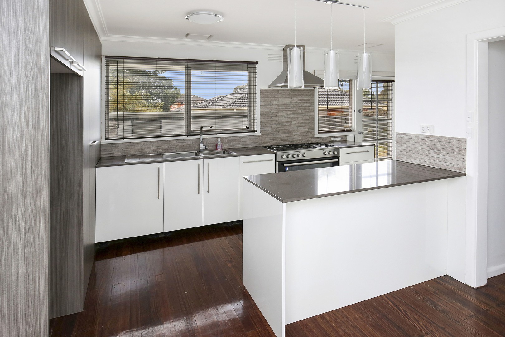 348 Grimshaw Street, Watsonia North, VIC 3087 - Thumbnail 2 - 28/05/2025