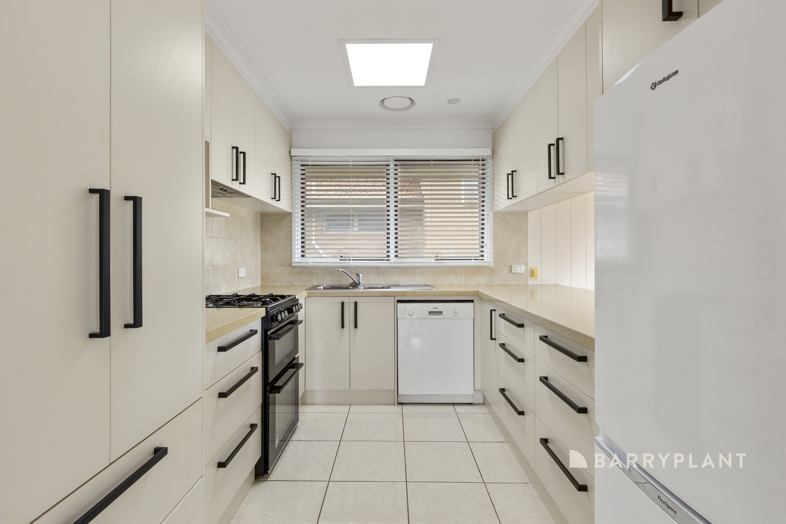 35 Gateshead Drive, Wantirna South, VIC 3152, Wantirna South - Thumbnail 2