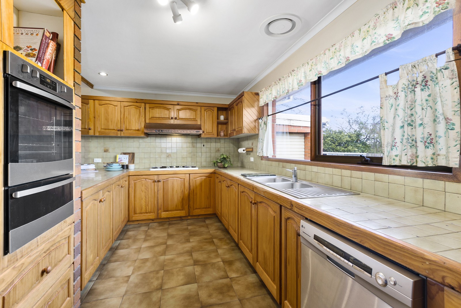 36 Earlwood Drive, Wheelers Hill, VIC 3150, Wheelers Hill - Thumbnail 4