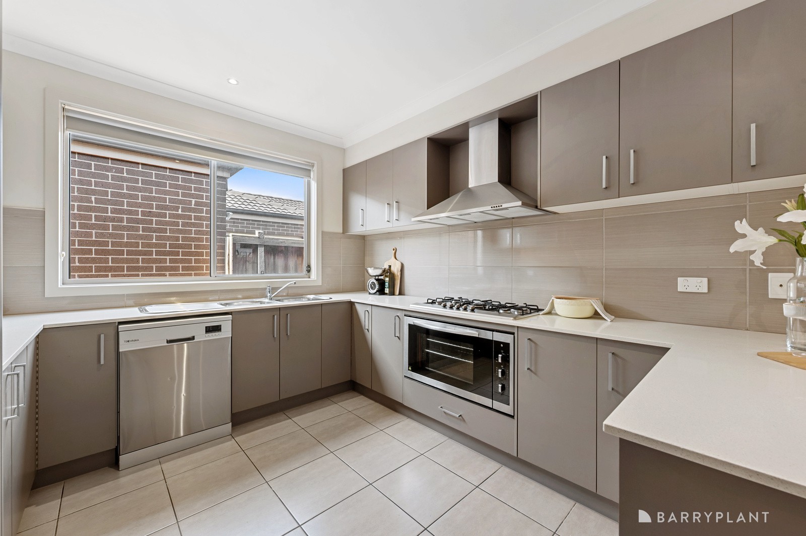 37 Barleygrass Crescent, Brookfield, VIC 3338, Brookfield - Thumbnail 7