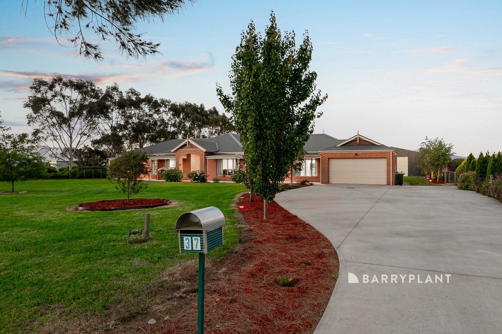 37 Fairway Drive, Drouin, VIC 3818 - Thumbnail 2 - 11/12/2025