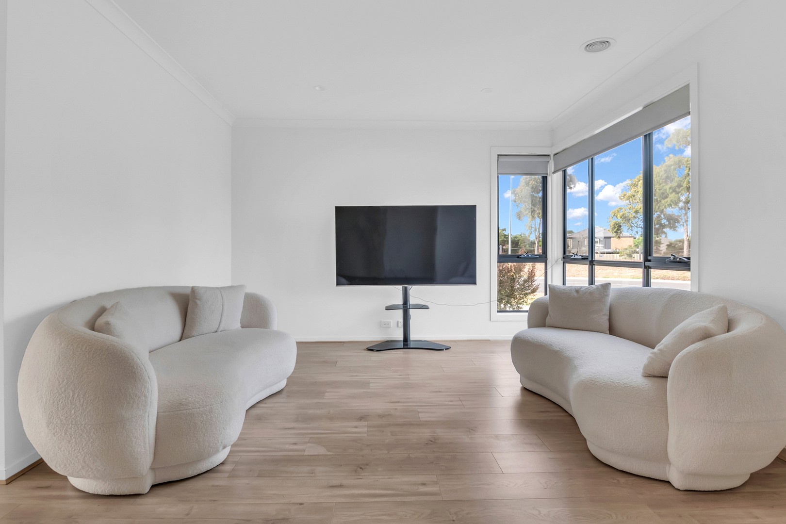 37 Hollywood Drive, Roxburgh Park, VIC 3064, Roxburgh Park - Thumbnail 3
