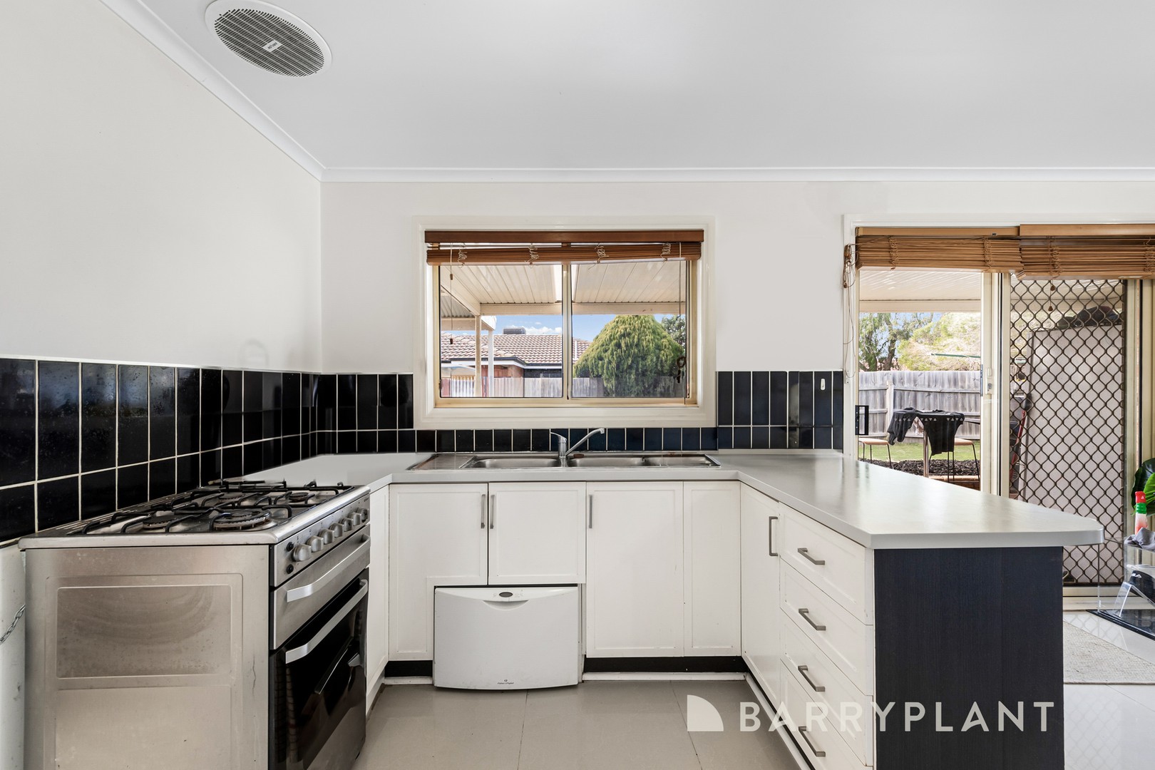 37 Karinya Close, Werribee, VIC 3030, Werribee - Thumbnail 5