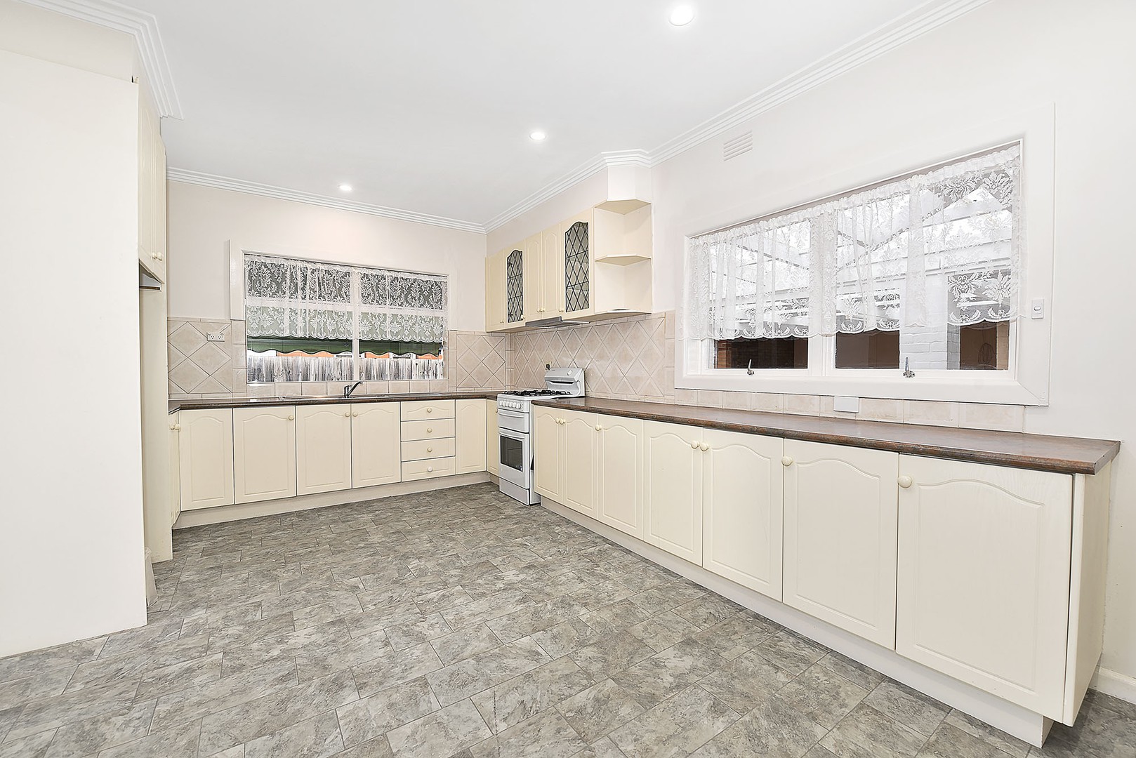 37 Medfield Avenue, Avondale Heights, VIC 3034, Avondale Heights - Thumbnail 3