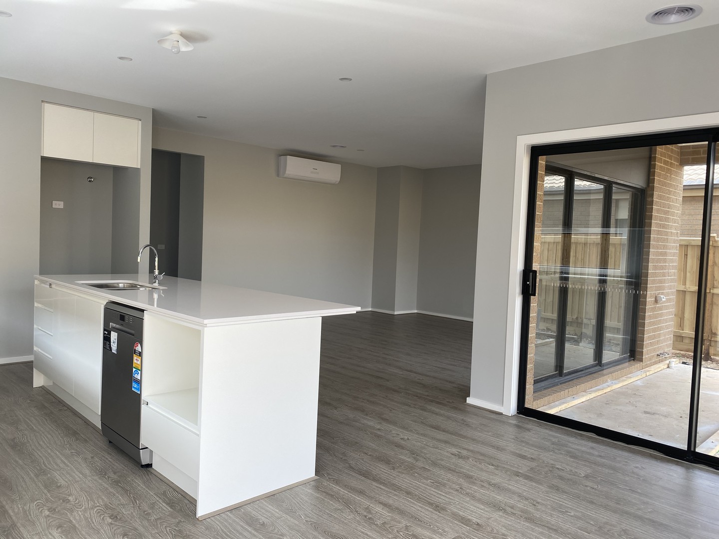 37 Rosette  Crescent, Rockbank, VIC 3335, Rockbank - Thumbnail 4