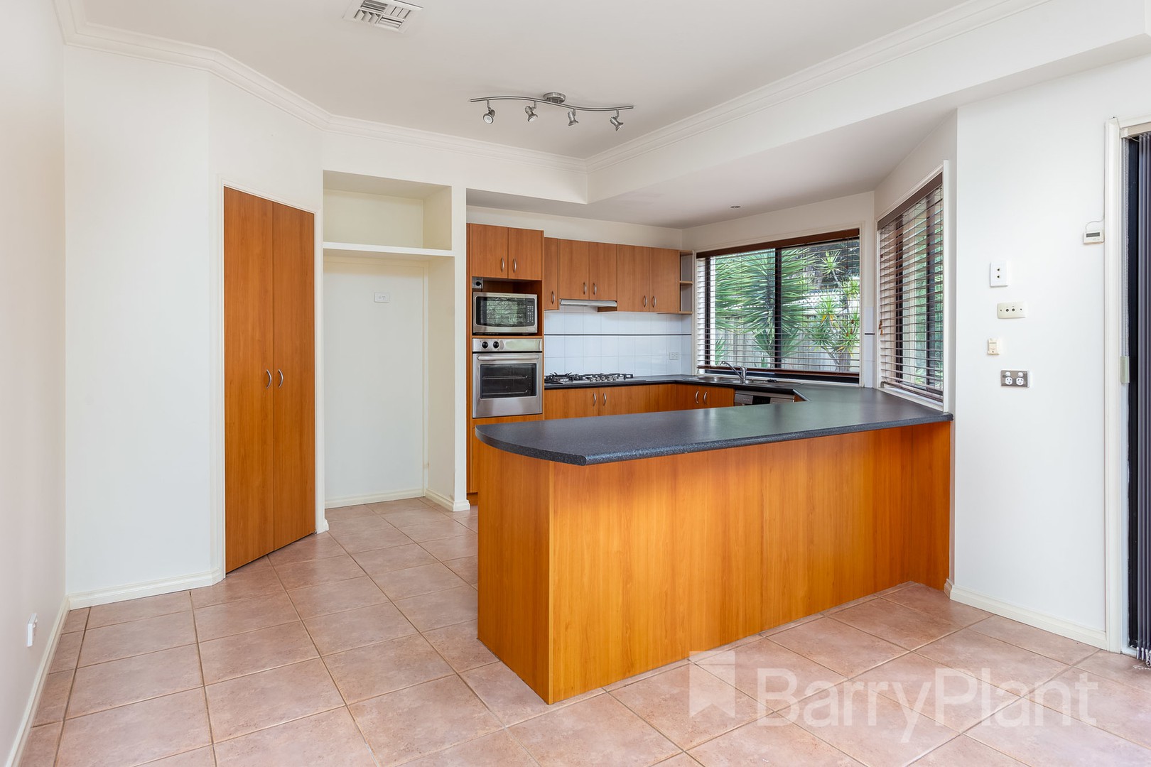 37 Sandy Point Road, Sanctuary Lakes, VIC 3030 - Thumbnail 2 - 22/09/2023