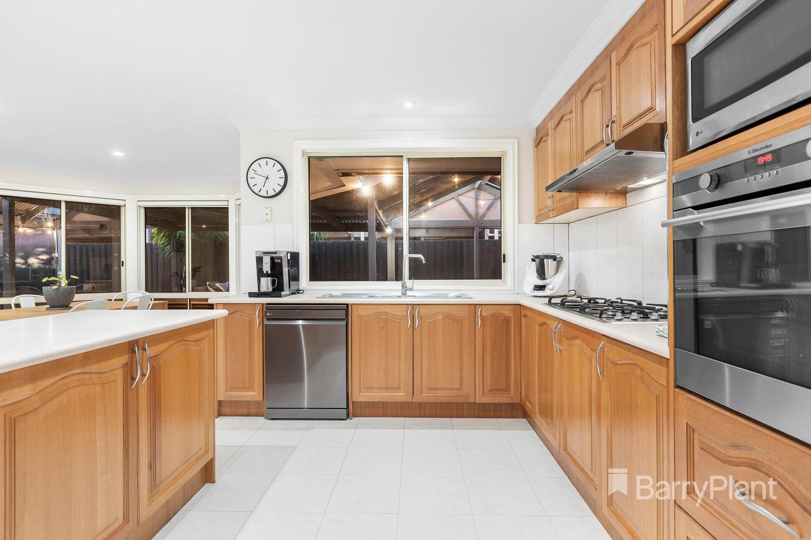 38 Allwyn CrescentMill Park, VIC 3082, Mill Park - Thumbnail 4