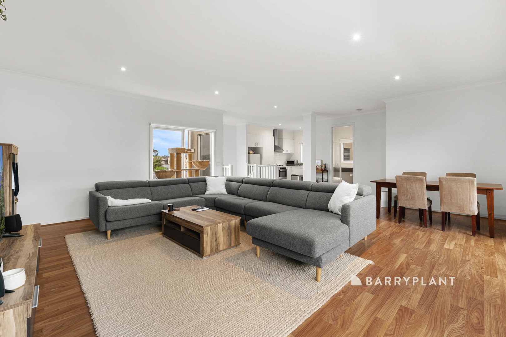 38 Edgeware Close, Pakenham, VIC 3810 - Thumbnail 2 - 17/06/2024
