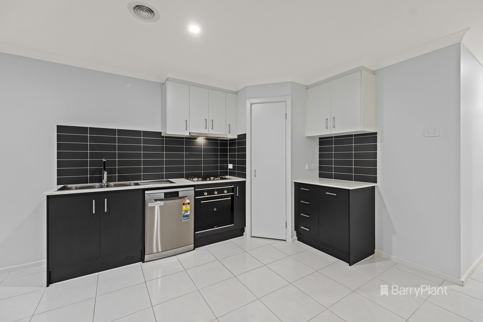 38 Henry Street, Pakenham, VIC 3810, Pakenham - Thumbnail 5
