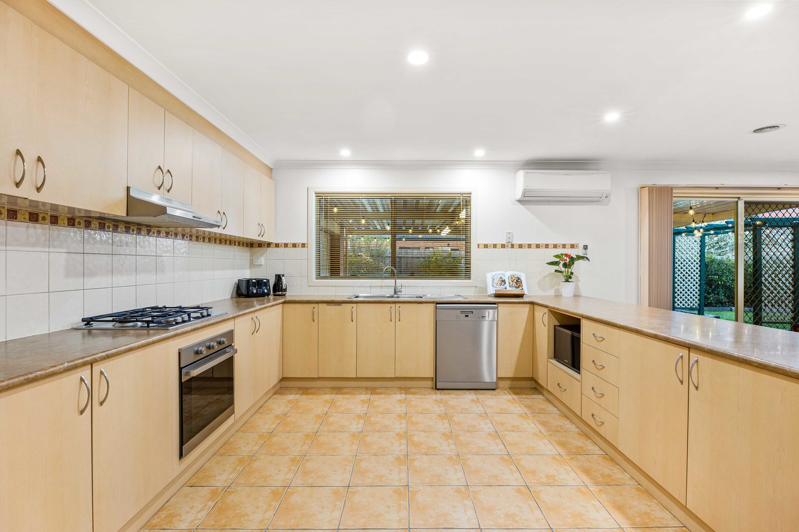 38 Jindabyne Avenue, Taylors Hill, VIC 3037, Taylors Hill - Thumbnail 4