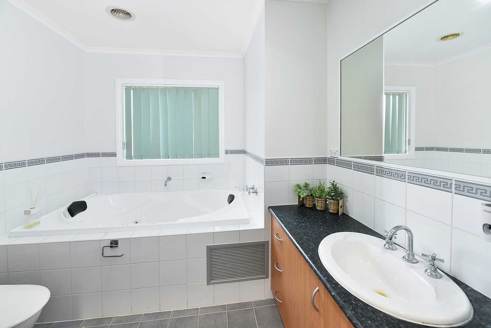 38 Sheoke Grove, Cairnlea, VIC 3023 - Thumbnail 2 - 06/07/2022