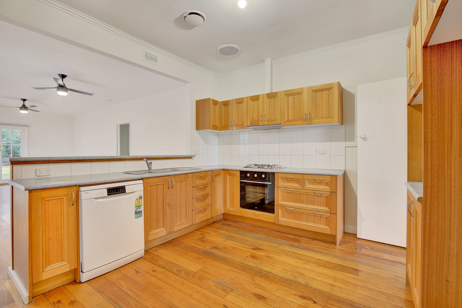 39 Hubert Avenue, Glenroy, VIC 3046, Glenroy - Thumbnail 2