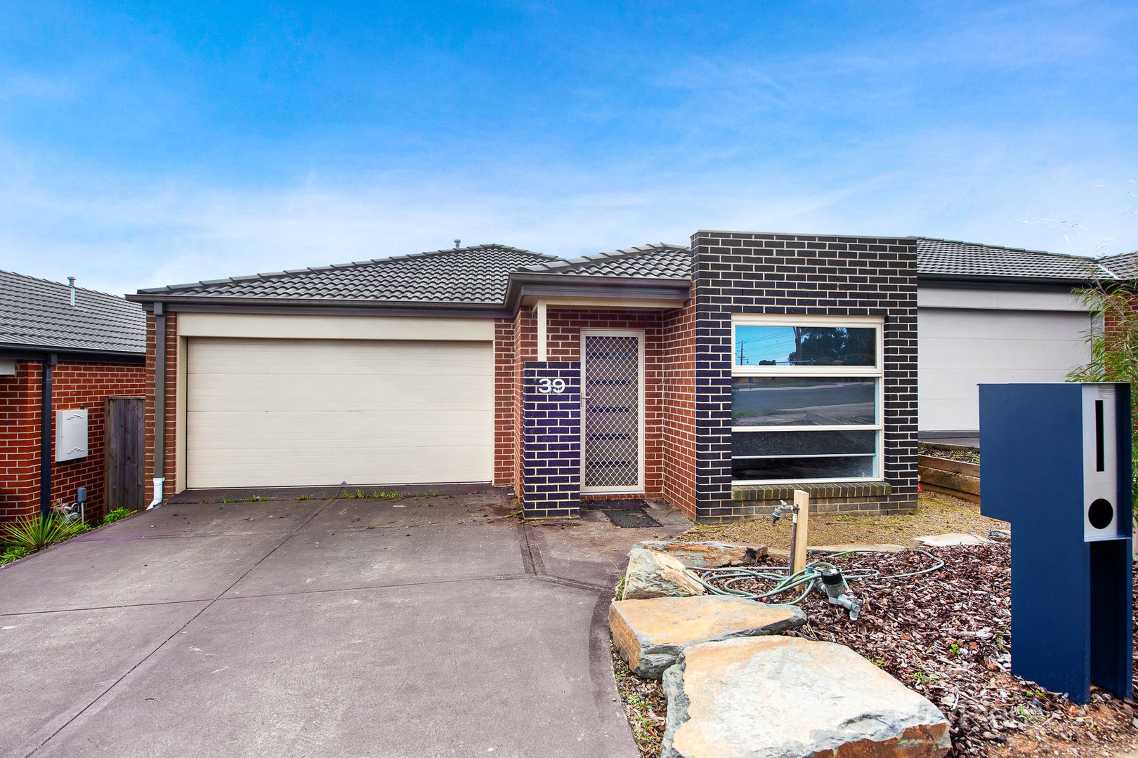 39 Rockford Street, Pakenham, VIC 3810 - Thumbnail 2 - 29/08/2022