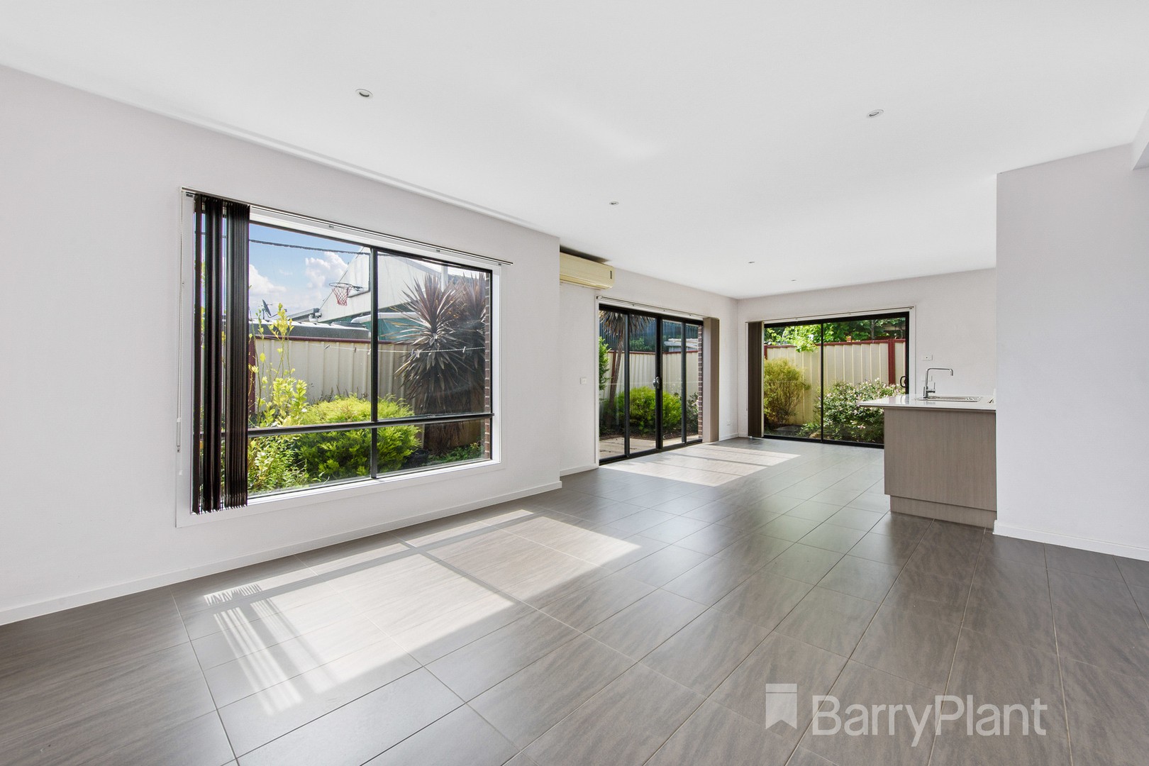 4/3 Scarborough Crescent, Harkness, VIC 3337, Harkness - Thumbnail 3