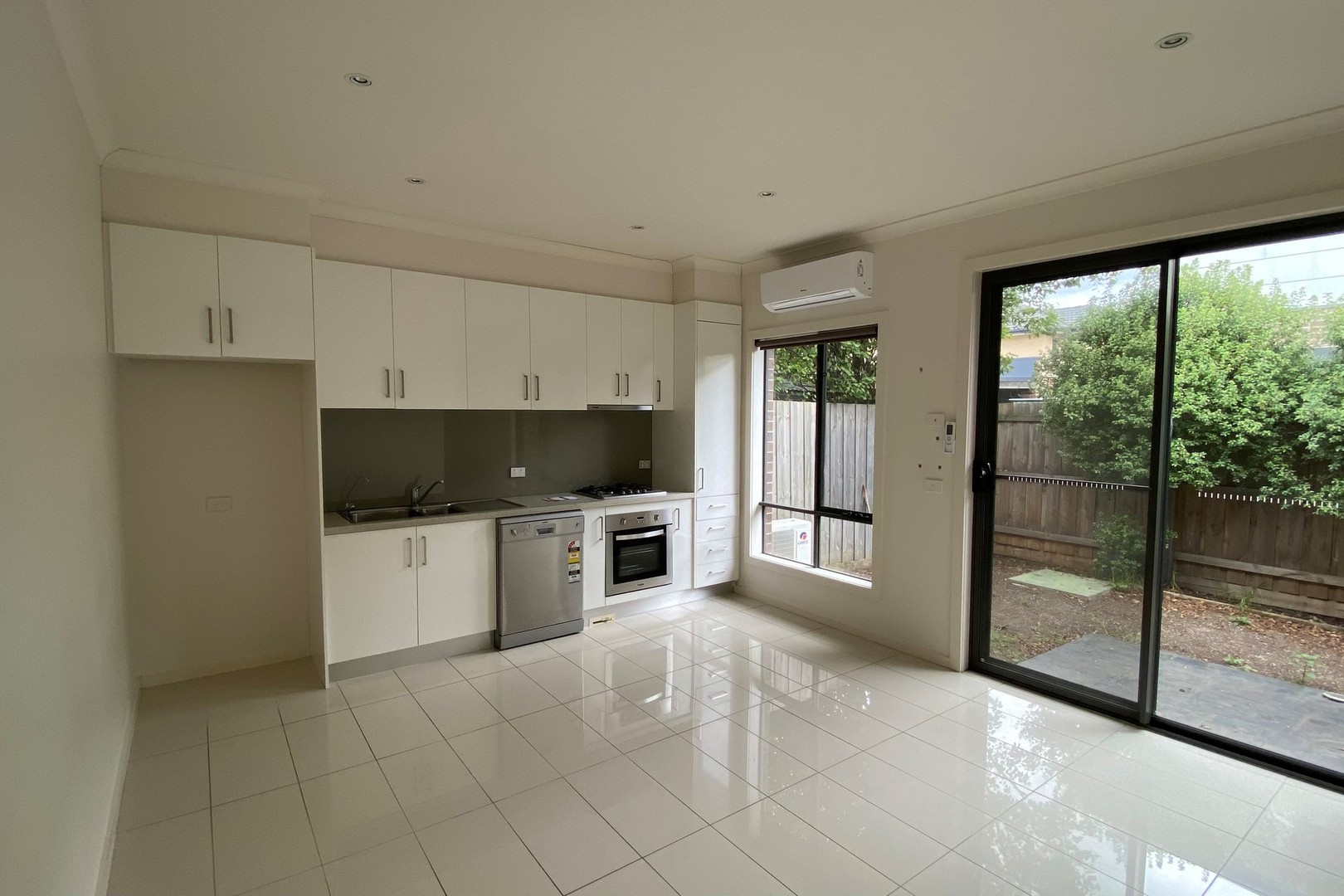 4/50 Lane Crescent, Reservoir, VIC 3073 - Thumbnail 2 - 05/03/2025