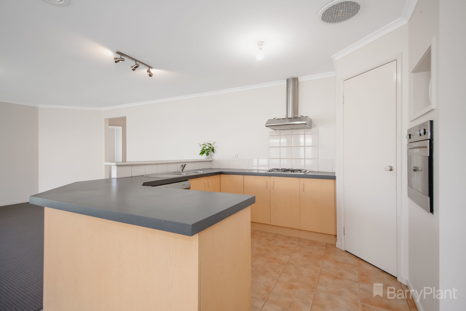 4 Blackmore Close, Pakenham, VIC 3810, Pakenham - Thumbnail 2
