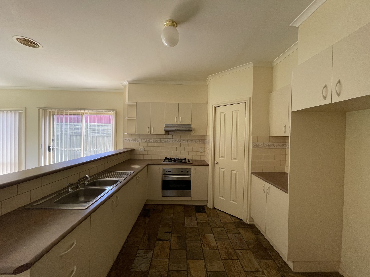 4 Cromwell Road, Werribee, VIC 3030, Werribee - Thumbnail 5