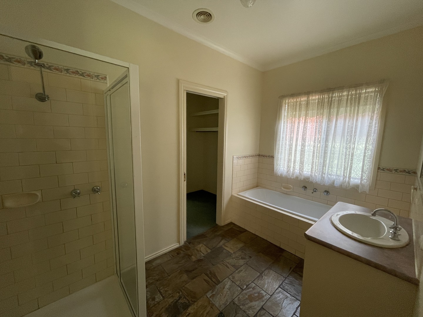 4 Cromwell Road, Werribee, VIC 3030, Werribee - Thumbnail 8