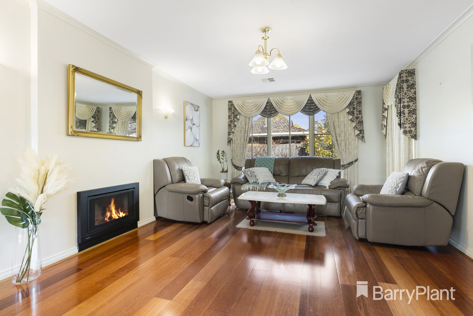 4 Dubbo Court, Glen Waverley, VIC 3150, Glen Waverley - Thumbnail 2