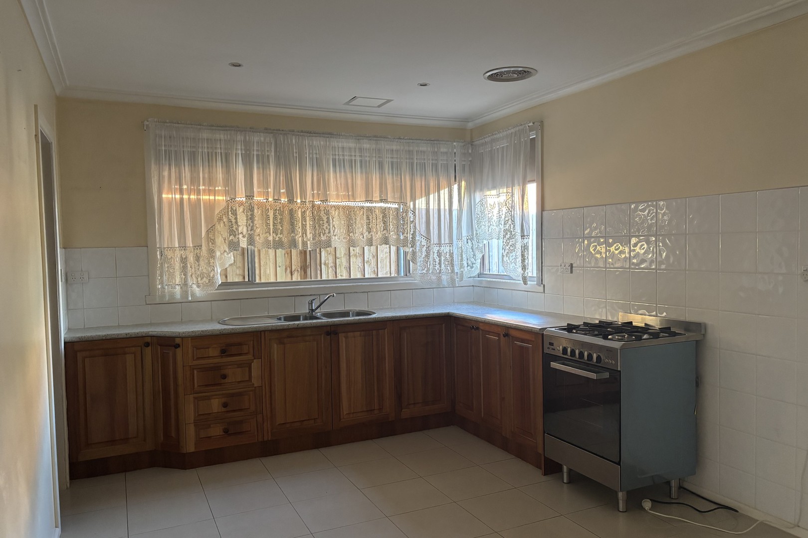 4 Lois Court, Thomastown, VIC 3074, Thomastown - Thumbnail 2