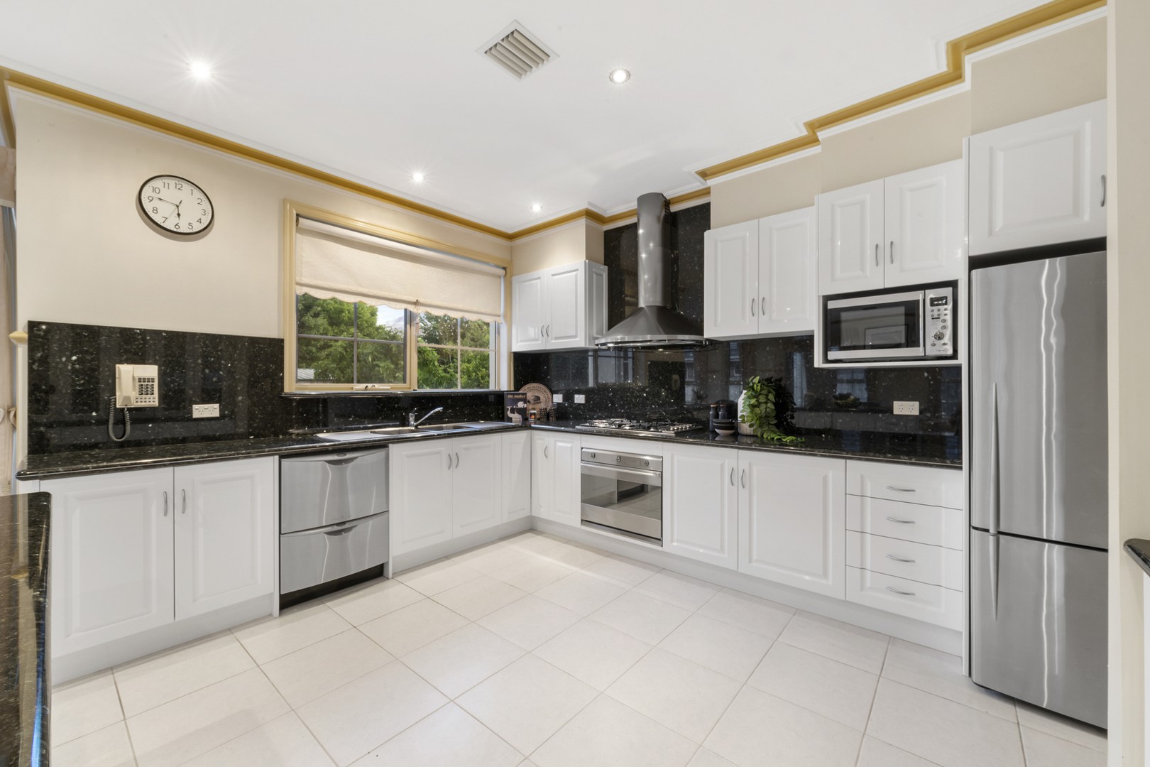 4 Pembroke Close, Taylors Lakes, VIC 3038, Taylors Lakes - Thumbnail 4