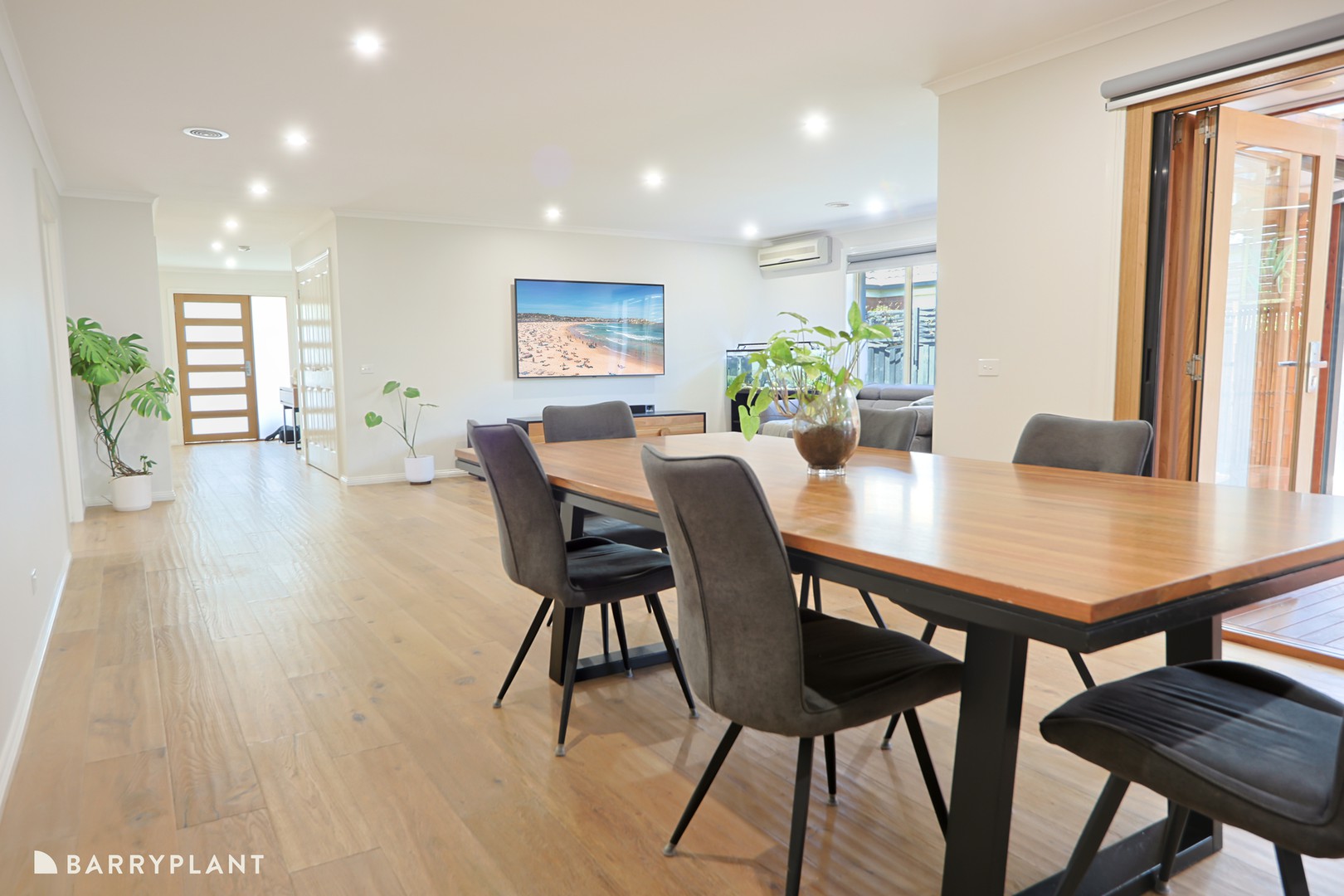 4 Sandalwood Drive, Pakenham, VIC 3810 - Thumbnail 2 - 04/12/2025