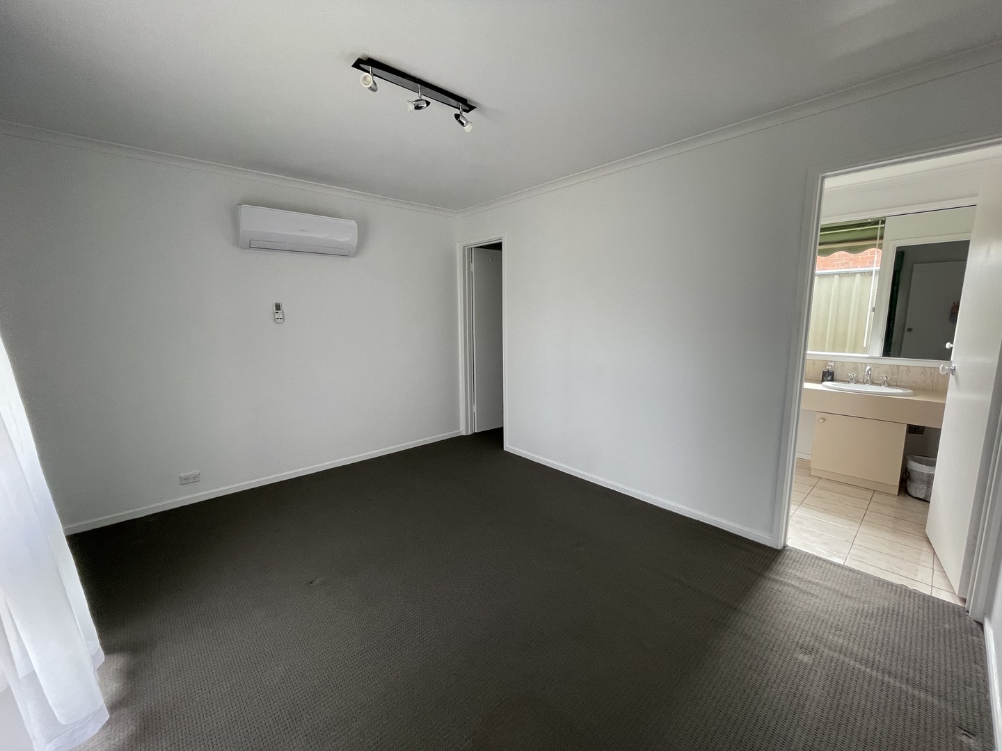 4 Sinclair Court, Wallan, VIC 3756, Wallan - Thumbnail 2