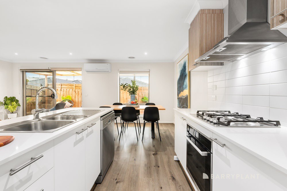 4 Woodoak Street, South Morang, VIC 3752 - Thumbnail 2 - 02/04/2025