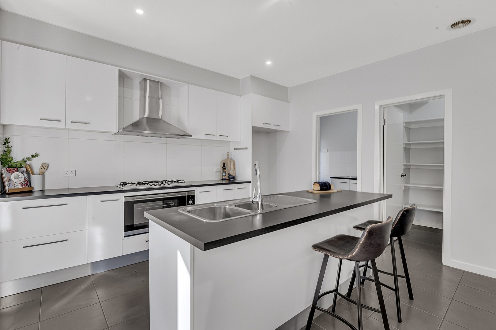 40 Clarendon Avenue, Craigieburn, VIC 3064, Craigieburn - Thumbnail 2