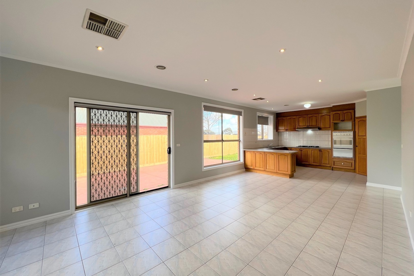 46 Royal Crescent, Hillside, VIC 3037, Hillside - Thumbnail 4
