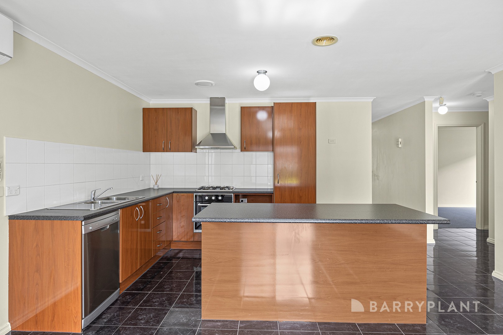 46 Wakenshaw Crescent, Pakenham, VIC 3810, Pakenham - Thumbnail 3