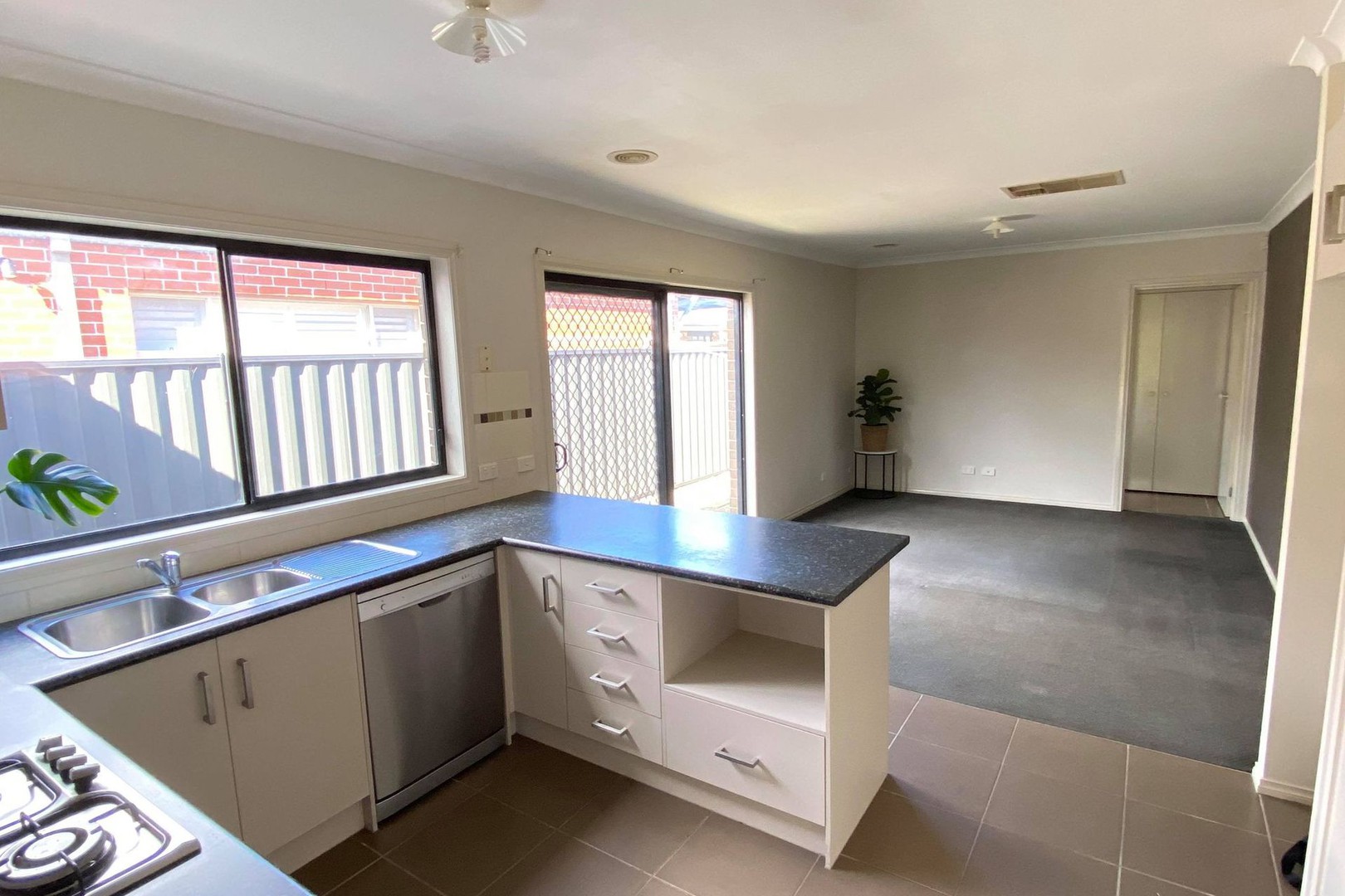 5 Camolina Way, Clyde North, VIC 3978, Clyde North - Thumbnail 2