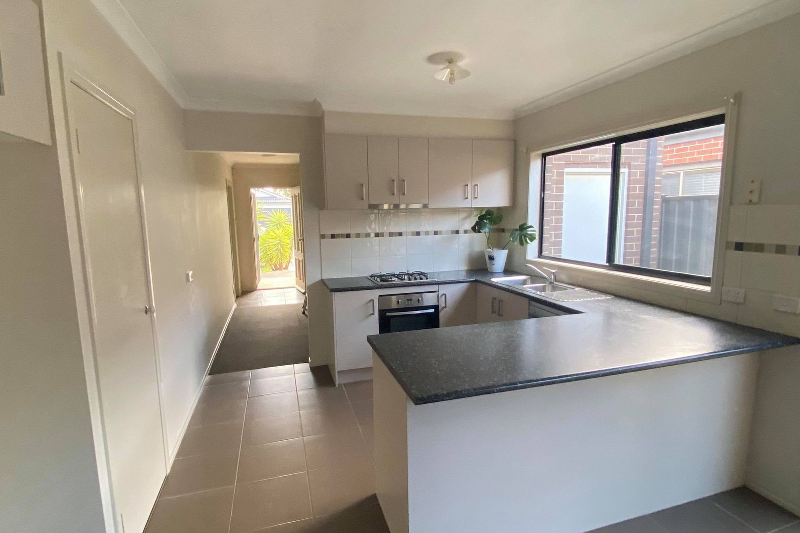 5 Camolina Way, Clyde North, VIC 3978, Clyde North - Thumbnail 4